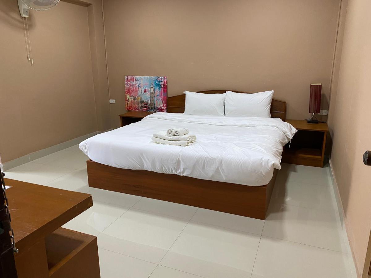 Hug Me Guesthouse Pattaya Buitenkant foto