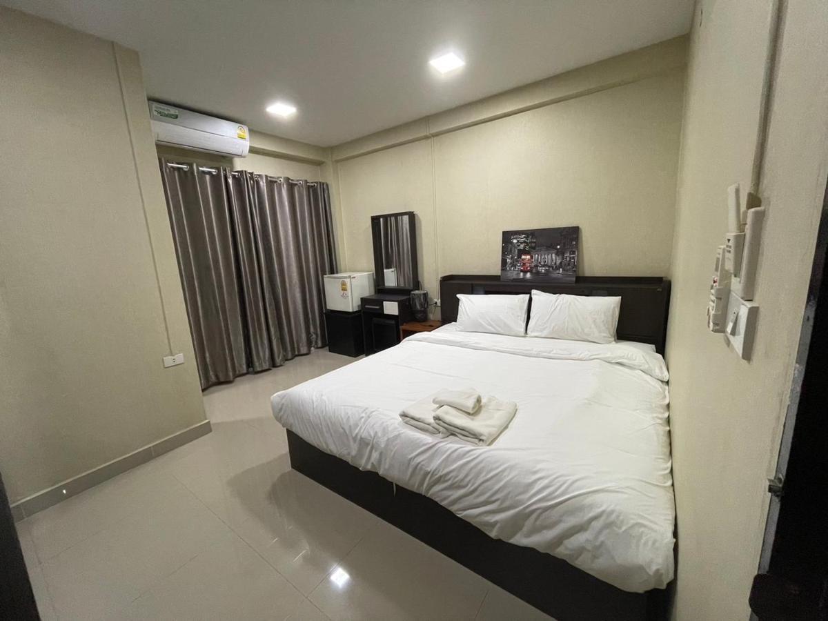Hug Me Guesthouse Pattaya Buitenkant foto